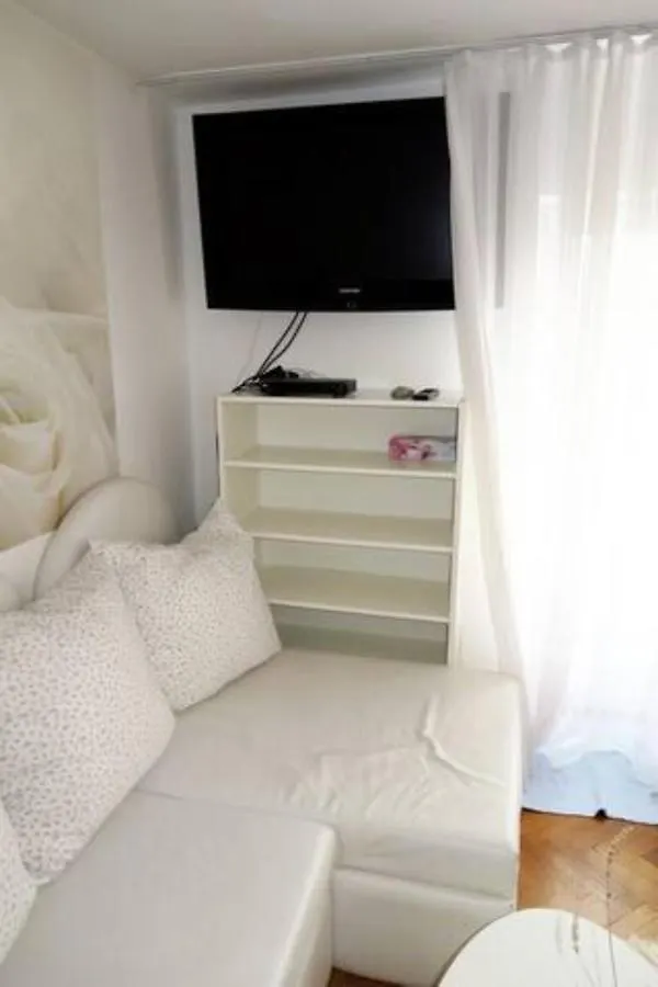 Holiday Rooms & Apartments In The Rosy Garden Ljubljana Guest house