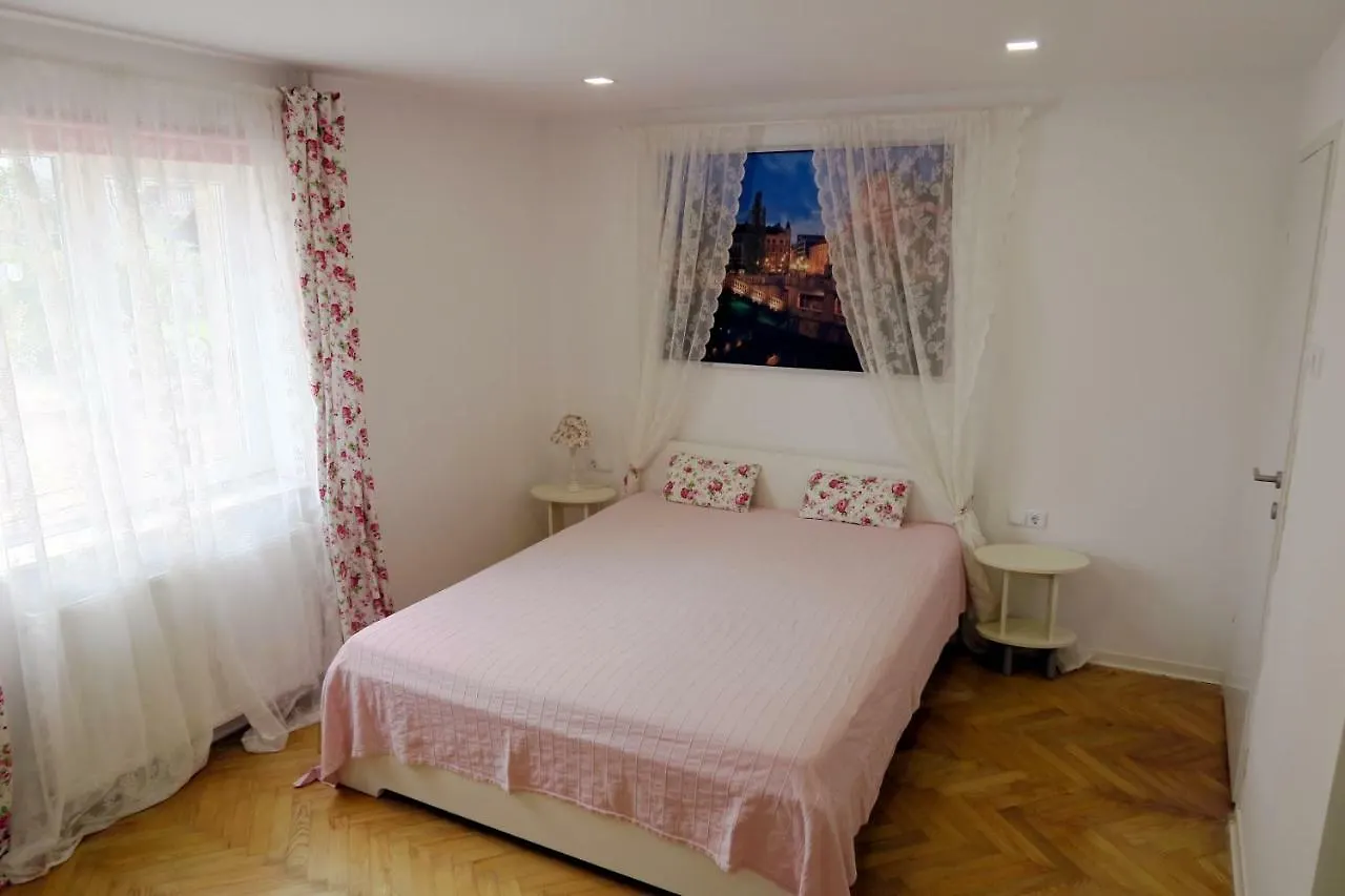 Holiday Rooms & Apartments In The Rosy Garden Ljubljana