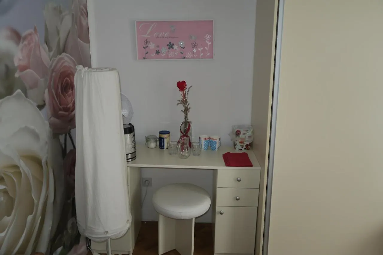 Holiday Rooms & Apartments In The Rosy Garden Ljubljana